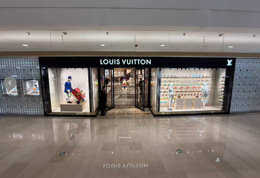 LV门店外 蓝鲸记者摄