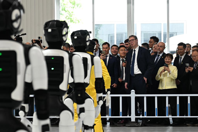 ▎5月27日，正在对中国进行国事访问的武契奇到访浙江嘉兴的敏实集团未来工厂，深入了解人形机器人等创新领域的发展。图源：新华社