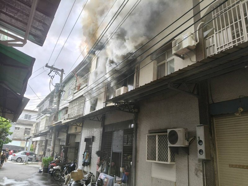 台中市豐原區田心路今天下午住宅大火，消防隊員到場搶救。圖／台中市消防局提供