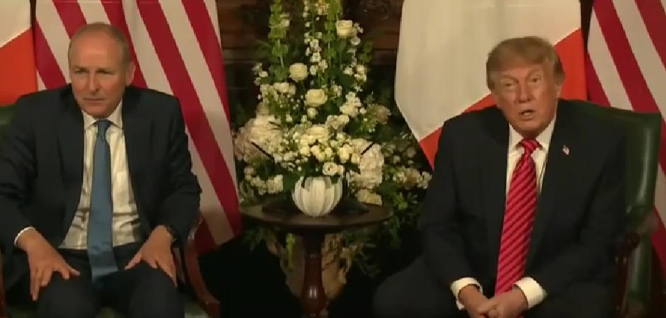 12日,米歇尔·马丁与特朗普回答记者提问