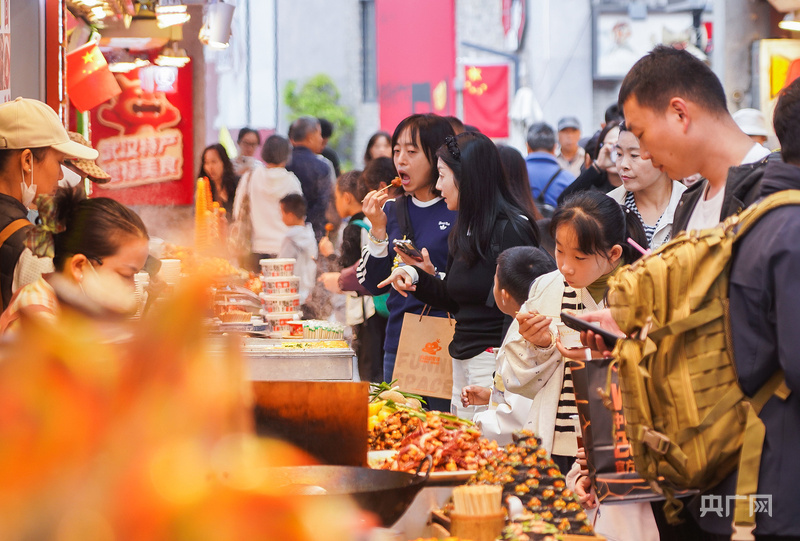国庆假期,众多游客在户部巷品尝美食。