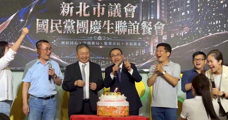 新北市議會國民黨團今晚辦慶生聯誼餐會，市長侯友宜（左四）、國民黨市長參選人李四川（左二）都出席，侯連說三次「四川當市長」，幽默地說「講了三次，因為很重要」。圖／讀者提供