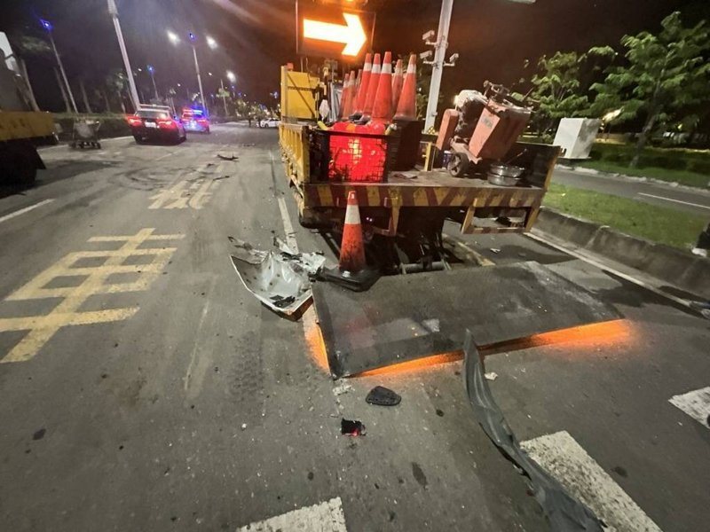 劉姓男子今天凌晨駕車搭載林姓男子，在高市翠華路和新莊一路口，衝撞施工工程車，失控滑行70公尺才停下，劉事後被警方測出酒駕。記者石秀華／翻攝