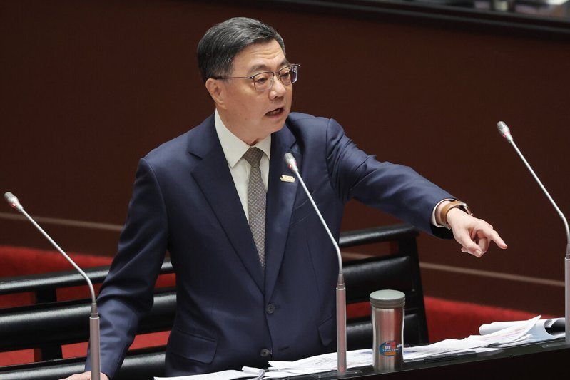 行政院長<a href='/search/tagging/2/卓榮泰' rel='卓榮泰' data-rel='/2/129117' class='tag'><strong>卓榮泰</strong></a>只肯對毒油事件表示「遺憾」,卻堅拒道歉。 聯合報系資料照