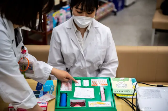 日本药师正在解释避孕。