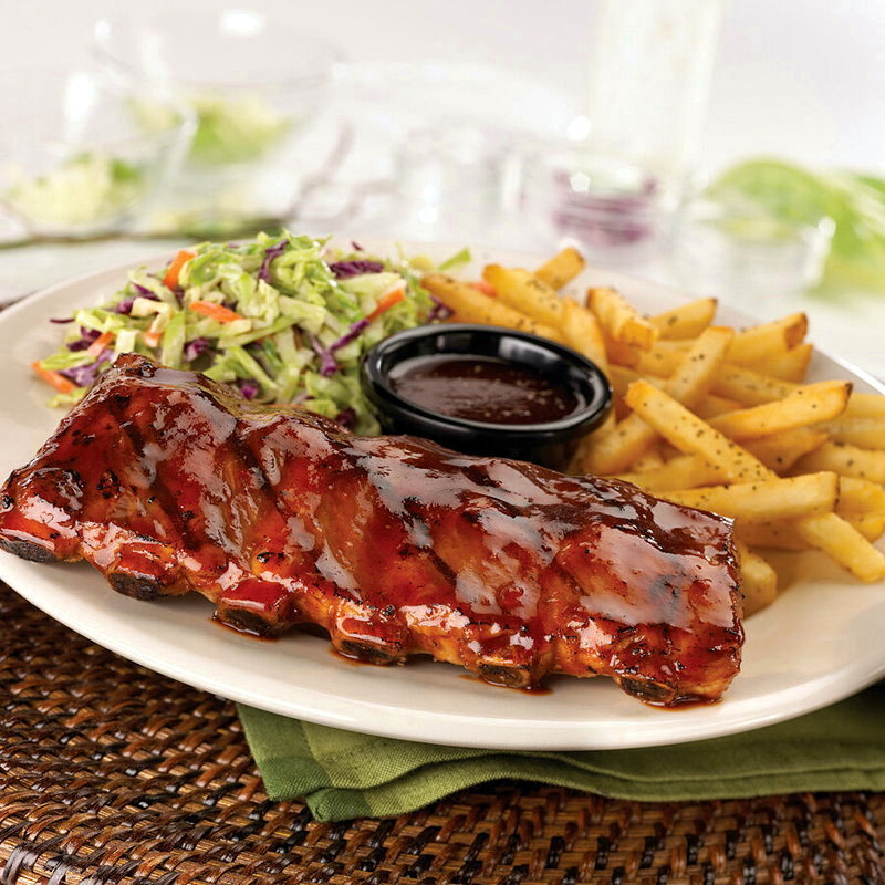 TGI FRIDAYS 父親節雙人套餐可享用招牌雙醬炭烤豬肋排，每一口都豪邁過癮。圖／開展餐飲集團提供