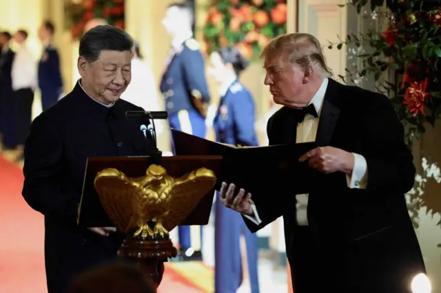 2026年9月24日，美国华盛顿特区白宫，在举行国宴期间，中国国家主席习近平即将发表讲话，美国总统特朗普站在他身旁，手中拿着一个文件夹。