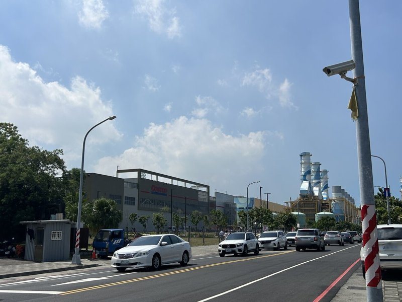 好市多中華店結束營業,新高雄店今天開幕,今天上午車流大致順暢。記者徐白櫻/攝影