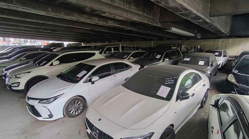 許多被查扣的車輛長期未領回，車身上布滿灰塵。記者黃子騰／攝影