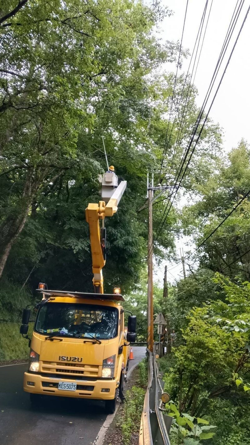 台電台中區處員工辛苦搶修、復電。圖/台電提供