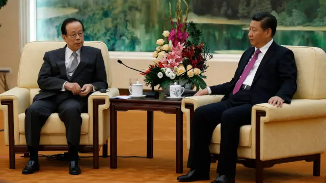 福田康夫（左）在北京人民大会堂与习近平（右）会晤（29/10/2014）