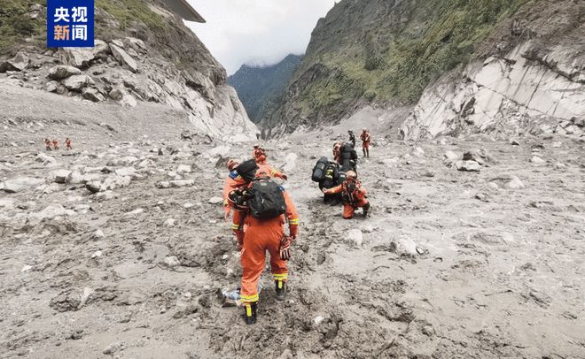 现场画面:吉隆口岸泥石流痕迹目测高达60米左右,有20层楼高,河道依然处于损毁状态