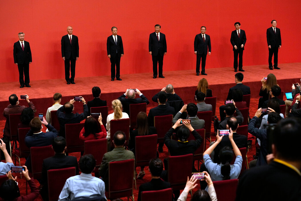 蔡奇（满头银发、系红领带者）于2022年进入中共中央政治局常委会，这是中共权力的最高核心层。现在，预计他将在下一代高层官员的选拔过程中发挥关键作用。