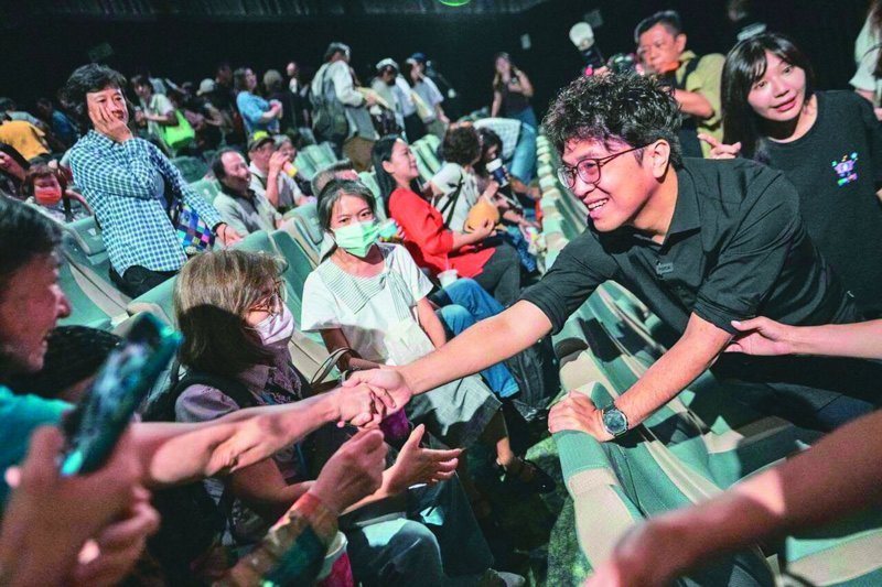 民進黨台北市長參選人沈伯洋(右)陣營表示,沈將持續勤跑基層,不放棄努力。圖/沈伯洋團隊提供