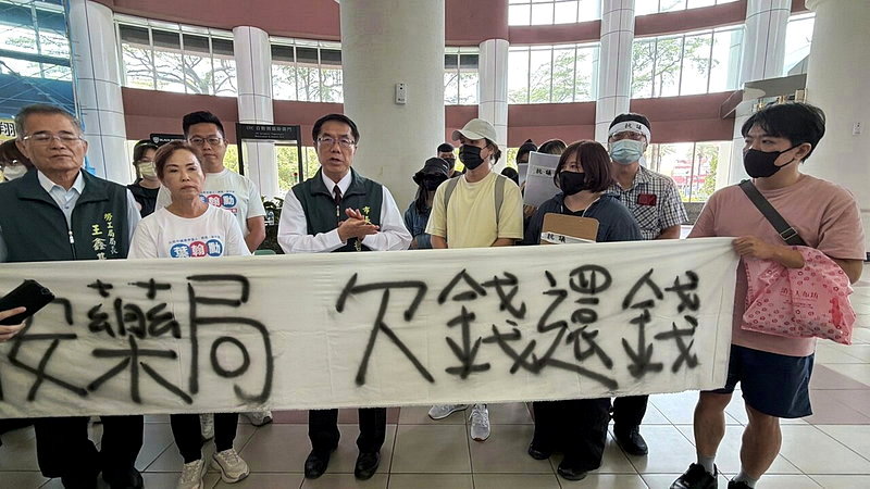 台安藥局經營不善並爆發欠薪風波,數十名員工今天到台南市議會陳情,市長黃偉哲與南市勞工局長王鑫基允協助追討債權。記者吳淑玲/攝影