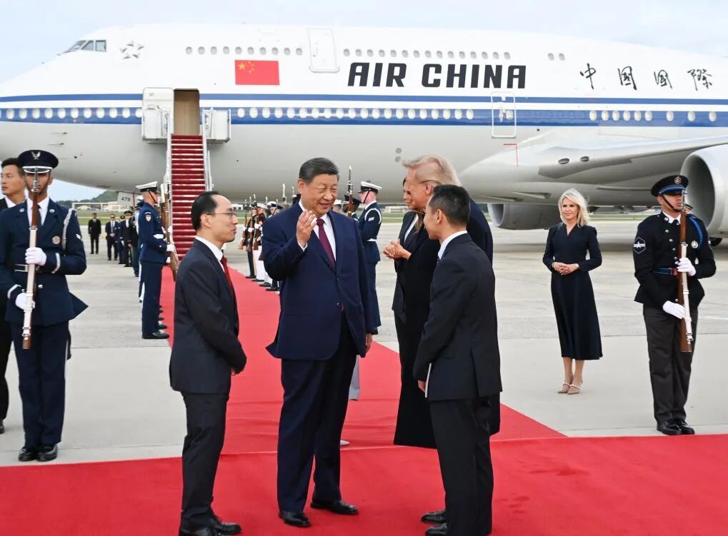 当地时间9月23日下午，国家主席习近平乘专机抵达华盛顿，应美国总统特朗普邀请，对美国进行国事访问。习近平和夫人彭丽媛抵达华盛顿安德鲁斯空军基地时，特朗普和夫人梅拉尼娅热情迎接。图/新华