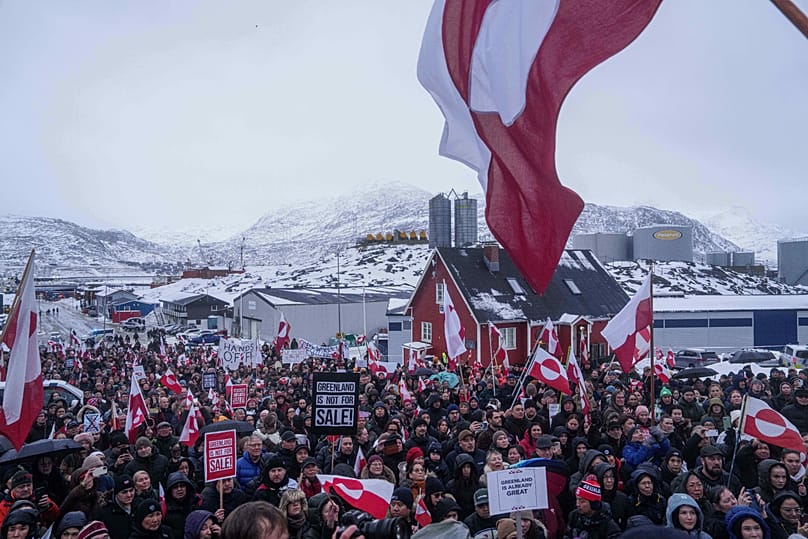 Люди протестуют против политики Трампа в отношении Гренландии перед консульством США в Нууке, Гренландия, 17 января 2026 года.