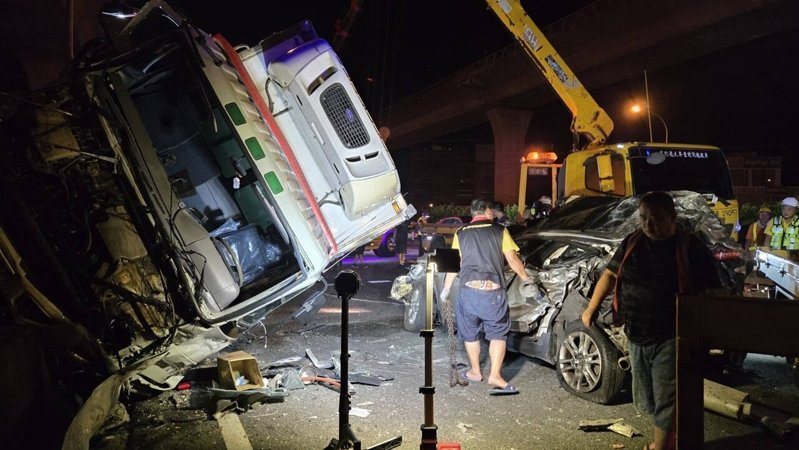 國道1號北向53.5公里蘆竹路段今天晚間發生連環車禍，現場一片狼藉。記者朱冠諭／翻攝