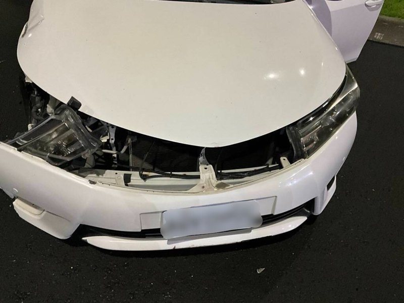 劉姓男子今天凌晨駕車搭載林姓男子，在高市翠華路和新莊一路口，衝撞施工工程車，失控滑行70公尺才停下，劉事後被警方測出酒駕。記者石秀華／翻攝
