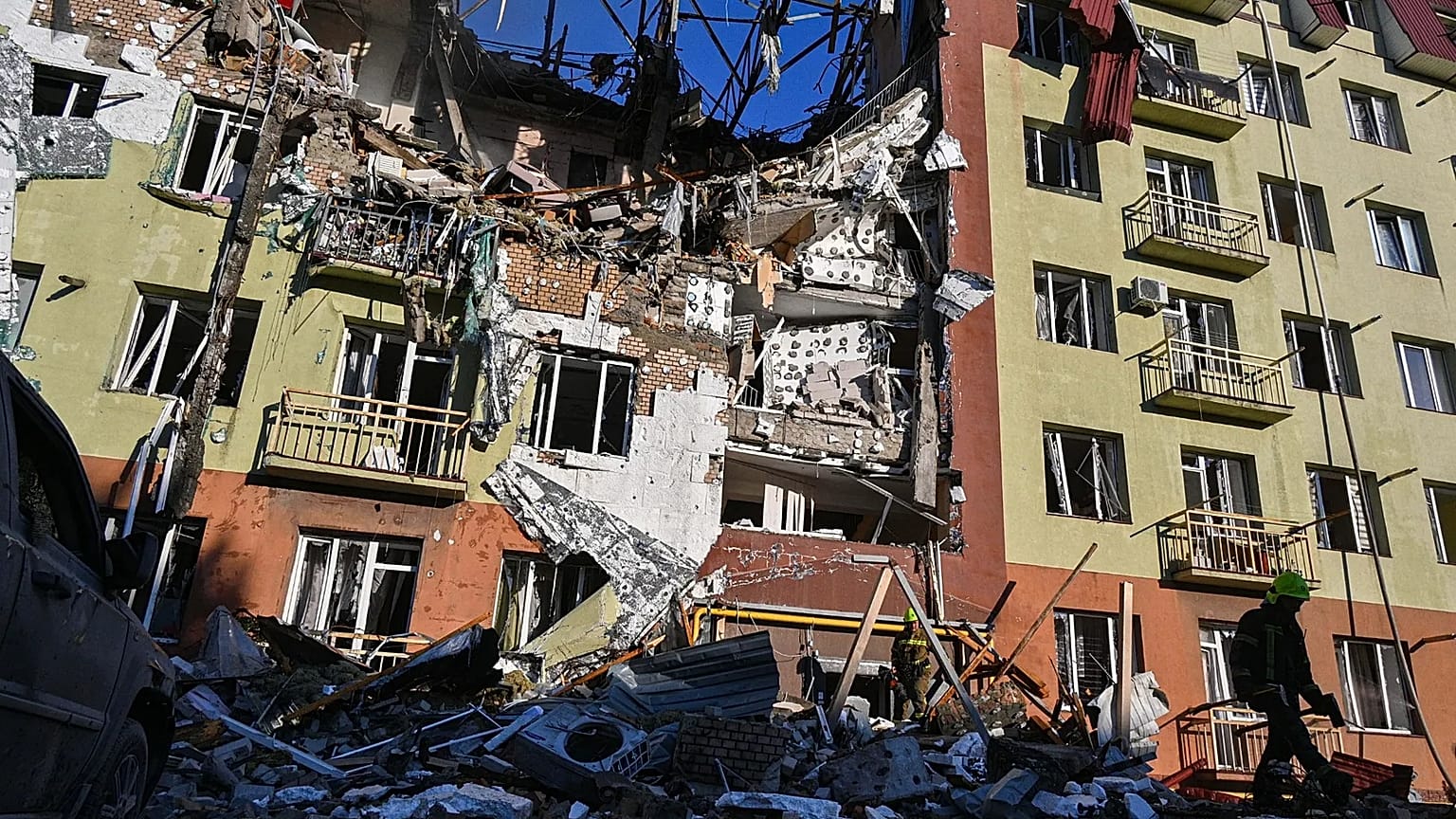 Спасатель проходит перед жилым домом, сильно поврежденным в результате российского удара в Одессе, 6 апреля 2026 года