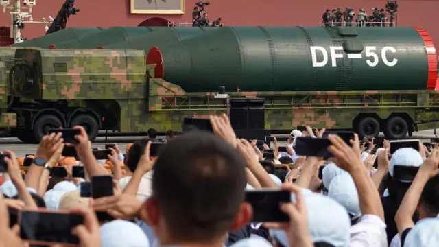 北京天安门广场中国二战抗日战争胜利80周年阅兵式上，观众纷纷举起手机拍摄导弹方阵中的东风5C型洲际弹道导弹（3/9/2025）