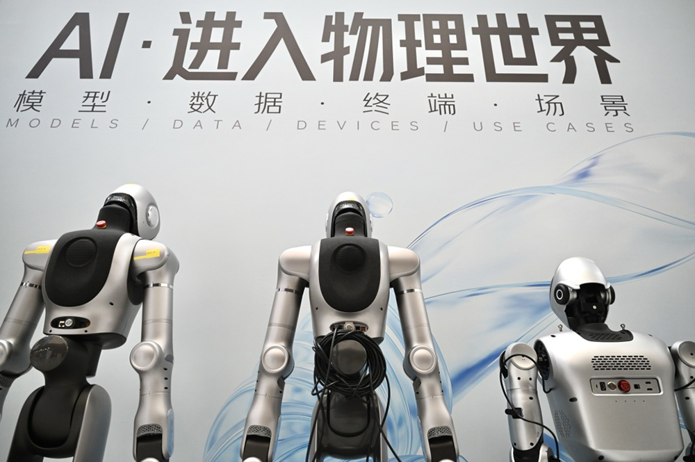 7月14日,上海世博展览馆,机器人等待WAIC2026大会开幕,与观众见面。