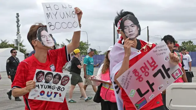 周日（2026 年 6 月 28 日），在加州英格尔伍德的 SoFi Stadium，南韩球迷在世界杯淘汰赛（16 强/第 32 队）加拿大对南非的比赛开始前，于球场外抗议南韩主教练。
