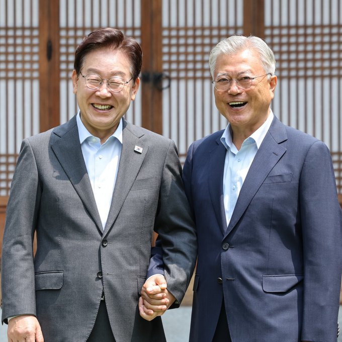 7月1日,李在明和文在寅在青瓦台合影留念。