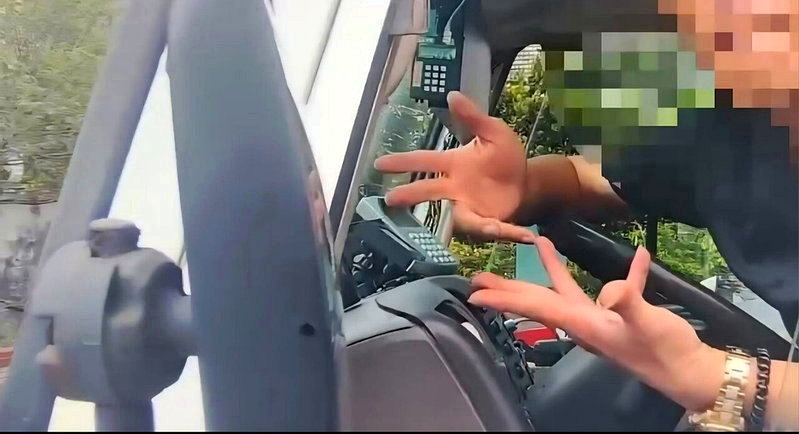 張男今天到基隆市公車處太白莊分站停車場搜刮公車內財物未果,涉嫌偷走中型公車開走四處繞行,涉毒駕被法辦。記者游明煌/翻攝
