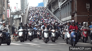 台北桥的“机车瀑布”被网友调侃为“台湾名场景”之一