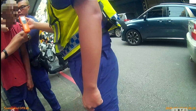 新竹市一名男子酒駕失控，22日在東區竹蓮街連撞路旁3輛汽車、3輛機車，肇事後竟下車混入圍觀人群，向警方佯稱只是「在旁邊看戲」，還企圖趁隙溜走。圖／警方提供