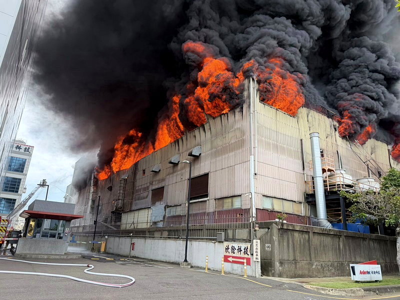 新竹縣湖口鄉光復北路互力精密化學今天上午發生工廠火警。圖／新竹縣消防局提供