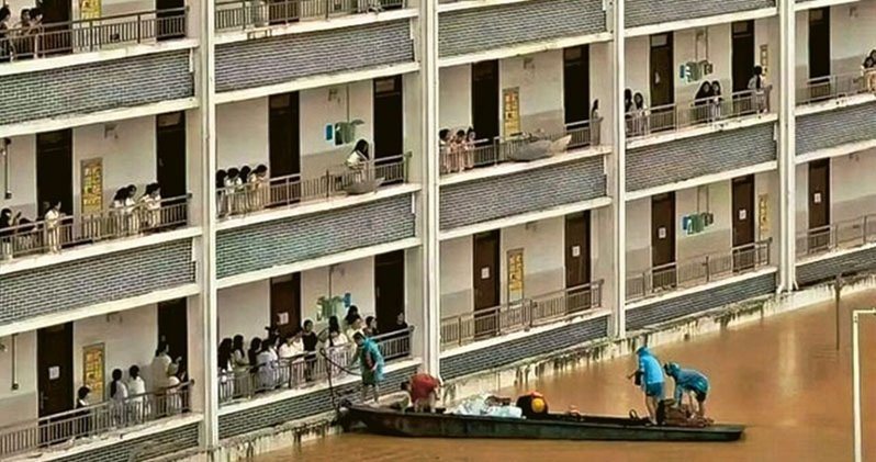 貴港市廣西物流職業技術學院宿舍最底兩層被洪水完全淹沒,近萬師生轉移至3樓以上避險,受困兩天,靠民間船艇接濟。(視頻截圖)