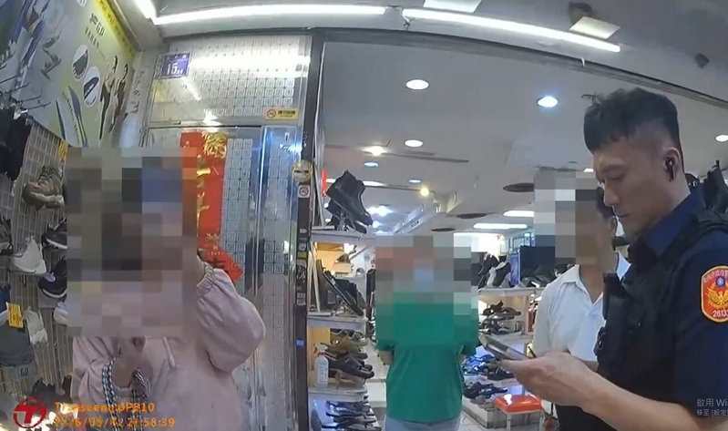 郭女指稱她要買鞋，店家卻未給予協助，店家是刑法「消極不作為犯」，員警旋即直言「看來你對刑法有所誤解」。圖／警方提供