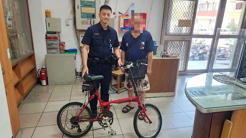 警方將紅色小折交還給陳姓男子。記者林保光/翻攝