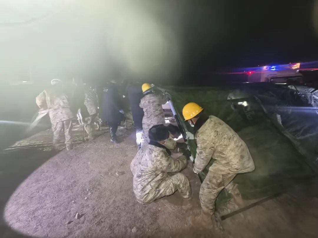 多图丨西藏那曲发生7.0级地震，西部战区官兵连夜救援