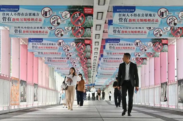 中国香港特别行政区（HKSAR）计划进一步收紧控烟规定，禁止任何人在公共场所吸烟或使用特定的替代性吸烟产品。
