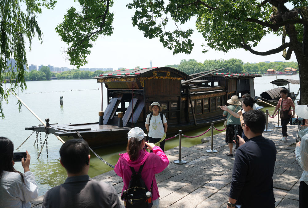 2026年6月1日，游客在浙江嘉兴南湖湖心岛瞻仰红船。新华社记者 韩传号 摄