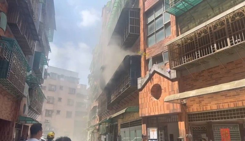 基隆市今天發生民宅火警，位在公寓的2樓竄出火煙，兩人受困屋內。消防員布設水線滅火，及時救出兩人送醫，起火原因由消防局調查中。記者邱瑞杰／翻攝