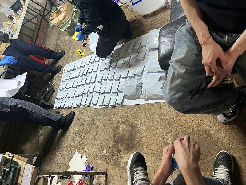 刑事局破獲黃姓男子等人的販毒集團，查扣兩千多支彩虹菸，市價逾90萬元。記者陳宏睿／翻攝