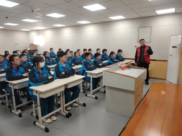 冯德仁为新乡市第三十二中学学生讲授新乡历史文化。受访者供图