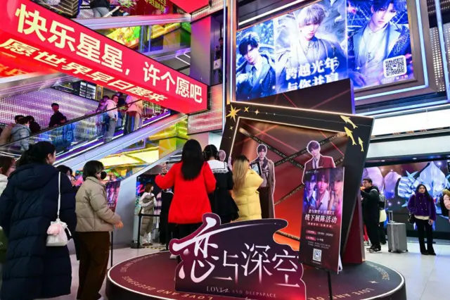 上海某商场里,《恋与深空》的线下活动吸引了很多人来拍照(2/2024)
