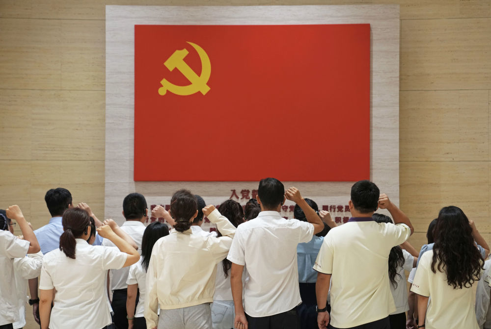 2026年7月1日，党员在位于上海的中共一大纪念馆重温入党誓词。新华社记者 刘颖 摄