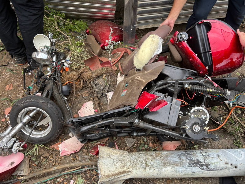 黃姓工程師疑似突發低血糖導致意識模糊，昨天駕車行經苗栗縣頭份市信義路時，車子突然偏往對向車道衝撞83歲鄧姓老翁駕駛的電動代步車及路邊停放車輛，老翁送醫後傷重不治，車禍原因及責任有待調查釐清。圖／民眾提供