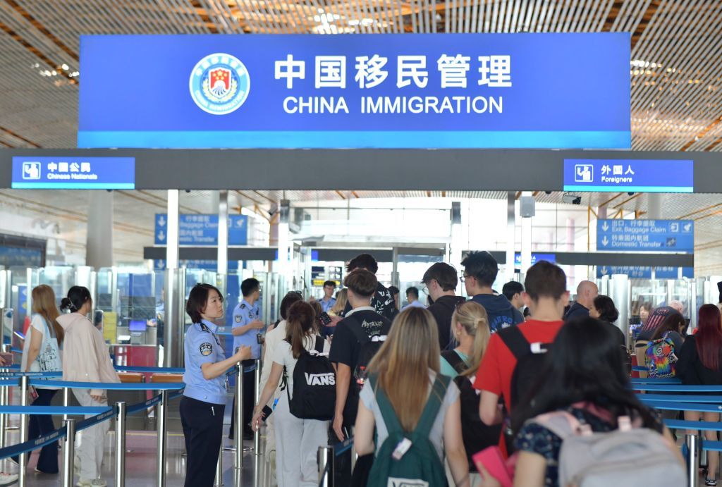 7月5日，北京边检总站的移民管理警察在首都国际机场3号航站楼入境现场引导旅客通关。（受访者供图）