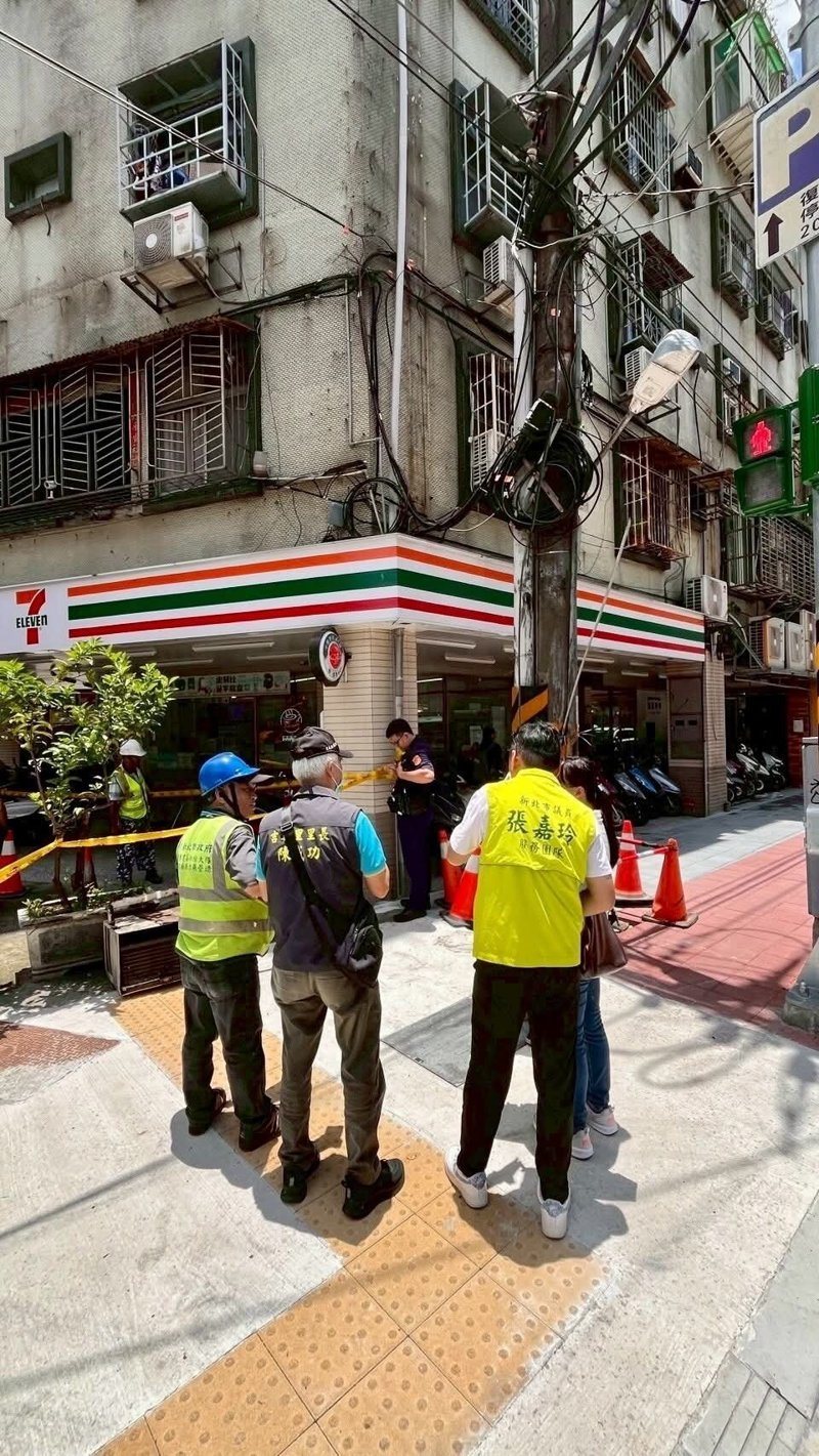 新北市中和區景安路一處大樓窗邊的老舊冷氣機搖搖欲墜,市議員張嘉玲接獲民眾通報後協調相關單位處理,工務單位今天上午出動吊車拆除。圖/翻攝自張嘉玲Threads