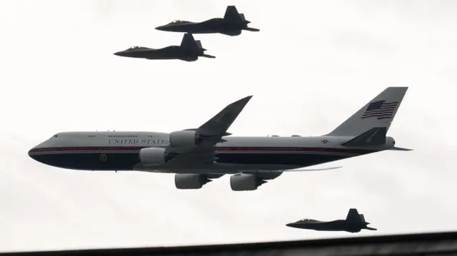 F22“猛禽”战斗机护航新版“空军一号”专机，飞越华盛顿国家广场上空，场景发生在“向美国致敬”建国二百五十周年庆典期间。
