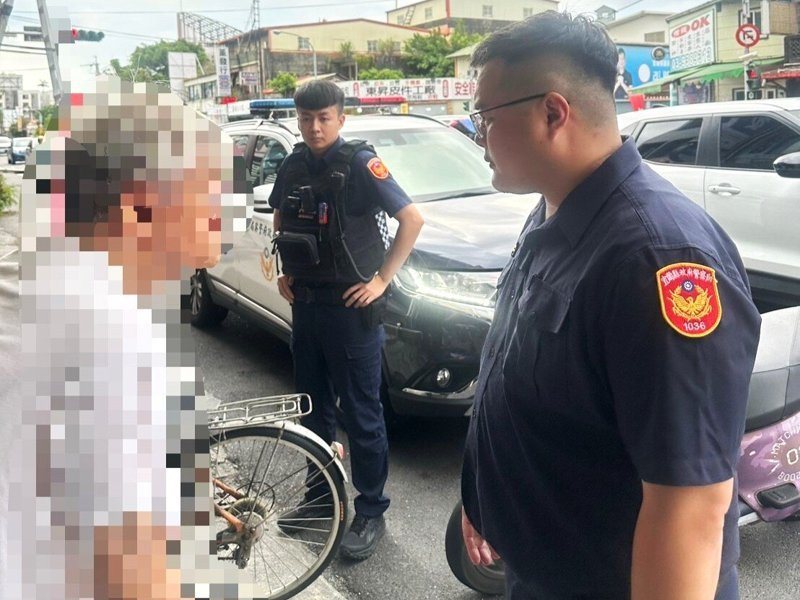 老翁不滿有人把車子停在門口，拿三秒膠灌入車窗，造成整輛特斯拉電車都動彈不得。警方告誡老翁此舉涉刑法毀損罪，可處2年以下有期徒刑、拘役或500元以下罰金。圖／警方提供