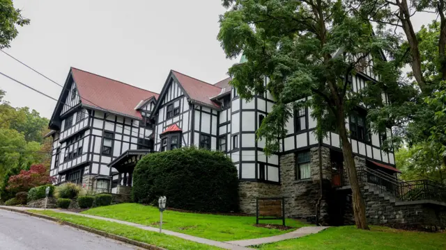 美国纽约州伊萨卡市康奈尔大学（Cornell University）Chi Phi 兄弟会会所外观。这是一座白色建筑，带有仿都铎式（mock Tudor）黑色装饰细节。摄于2026年9月29日。