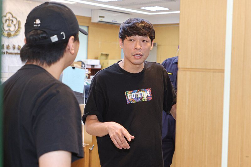 南港分局偵查隊小隊長沈育呈（右）涉洩密，被諭令20萬交保。記者曾原信／攝影